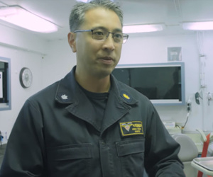 Nha sĩ gốc Việt trên tàu sân bay Mỹ USS Carl Vinson