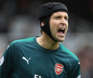 Petr Cech xin lỗi vì sai lầm trong trận thua Brighton
