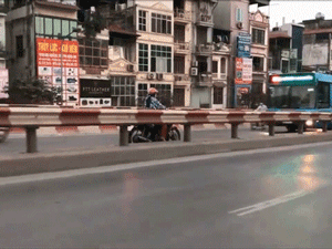 Video: Bất chấp tất cả, người phụ nữ phóng xe máy ngược chiều trên cầu vượt