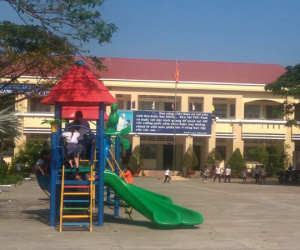 Vụ quỳ gối xin lỗi vì 'lỡ' phạt học sinh: Phụ huynh nói cô giáo tự quỳ chứ không ép buộc