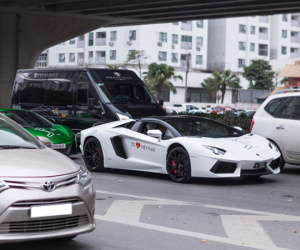 Dàn siêu xe Car & Passion bị 'bủa vây' trên đường phố Hà Nội