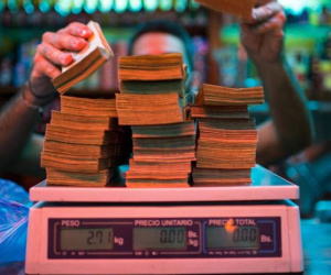 Lạm phát ở Venezuela: Dùng bao tải thay cho ví, cân tiền thay vì đếm