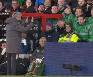 Mourinho có thể bị phạt vì đá chai nước vào CĐV đối phương