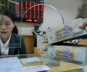 Ngân hàng tăng lãi suất, tặng quà để hút tiền gửi sau Tết