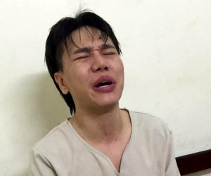 'Ca sĩ Châu Việt Cường ôm vợ khóc tại đồn công an'