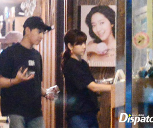 Dispatch tung ảnh độc quyền Park Shin Hye diện đồ đôi, hẹn hò cùng đàn em kém tuổi