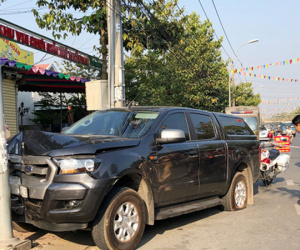 Hàng chục cảnh sát truy đuổi gắt gao 'xe bán tải tông văng CSGT'