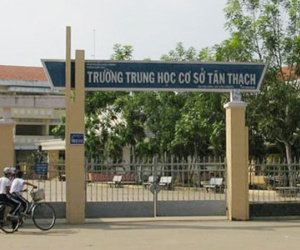 Học sinh lớp 8 bóp cổ cô giáo ngay tại lớp