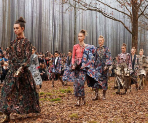 Khu rừng phủ ngập lá vàng thành sàn diễn thời trang trong show Chanel
