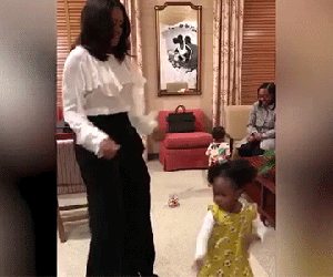 Michelle Obama khiêu vũ cùng bé hai tuổi mê chân dung của bà