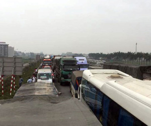 Ôtô tải gặp nạn, cao tốc Hà Nội - Bắc Giang tê liệt hơn 4 giờ