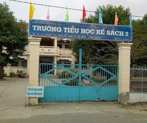 Sờ vùng nhạy cảm của nữ sinh, một thầy giáo bị buộc thôi việc