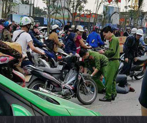 Tài xế ôtô chở khách hành hung cảnh sát