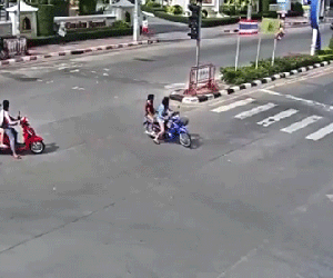 Video: Sang đường bất cẩn, hai cô gái đi xe máy bị đâm bay