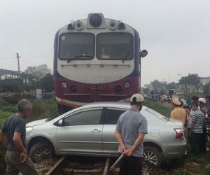 Xế hộp chết máy trên đường bị tàu hỏa đâm trúng