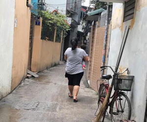 Câu chuyện phía sau tấm lưng của một mẹ sề bế con tha thẩn trong ngõ khiến trái tim chị em vụn vỡ