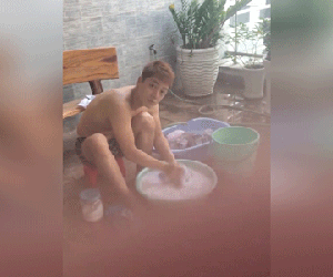 Chẳng cần tặng quà sang trọng vào 8/3, bà xã Đăng Khôi hạnh phúc khi được chồng đích thân giặt quần áo