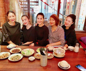 Đi ăn cùng bạn bè, Hà Tăng lại khéo léo che chắn vòng hai giữa tin đồn bầu bí?