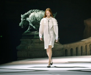 Louis Vuitton biến sân bảo tàng Louvre thành bãi đáp tàu vũ trụ