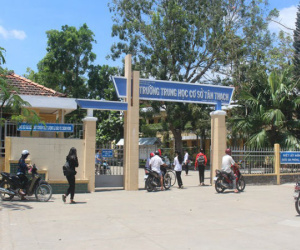 Nam sinh lớp 8 tấn công cô giáo tiếng Anh bị tạm ngừng học