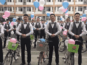 Nam sinh 'trường người ta' khiến bao cô nàng ghen tị: Thuê xe đạp, cột bóng bay đèo các bạn nữ nhân ngày 'Con gái' 7/3