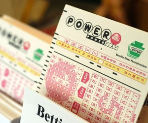 Người trúng số 560 triệu USD quyên 50 triệu làm từ thiện
