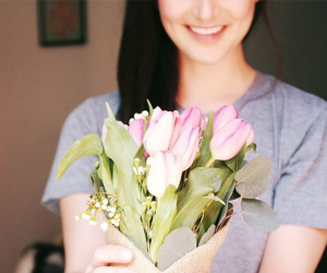 Phụ nữ, dù chọn mình là bông hoa nào, hãy cứ rực rỡ nhất trong thời điểm ấy