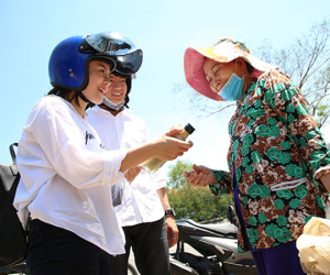 Quang Đăng, Thái Trinh chở nhau bằng xe máy đi tặng quà 8/3 cho phụ nữ nghèo