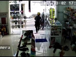 Video kẻ trộm vào nhà, ung dung giật điện thoại giữa ban ngày