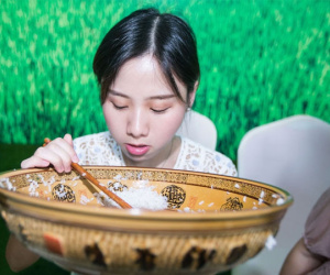 6 cô gái ‘ăn thùng uống vại’ khiến người xem choáng váng