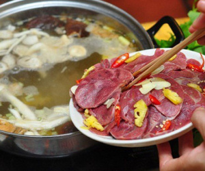 Chị em cần biết: Loại rau dù ngon, bổ nhưng tuyệt đối không kết hợp với lẩu này kẻo sinh ra độc tố