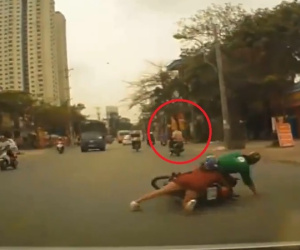 Clip: Bị cướp giật, cô gái cùng tài xế Grab ngã xuống đường