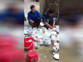 Clip: Niềm vui ngày 8/3 của hội chị em đơn giản là nhìn cánh đàn ông rửa chén!