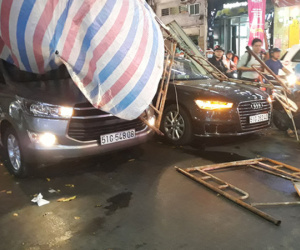Giàn giáo đổ sập, đè bẹp 2 ô tô, nhiều người thoát chết trong gang tấc