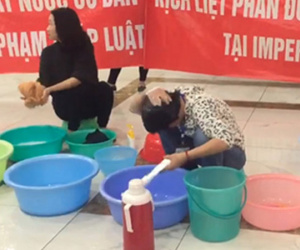 Gội đầu giữa sảnh, xe máy leo tầng: Chưng cư cao cấp như thời bao cấp