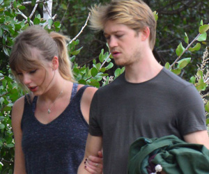 Hình ảnh siêu hiếm hoi: Taylor Swift khoác tay bạn trai Joe Alwyn hạnh phúc dạo bộ bên nhau