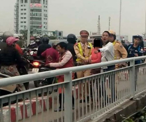 Nghi mâu thuẫn tình cảm, cô gái định nhảy cầu tự tử