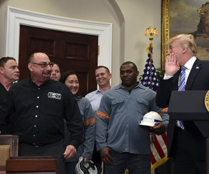 Trump nói hớ tại lễ tuyên bố sắc lệnh đánh thuế thép và nhôm