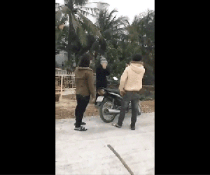 Vợ trẻ bị chồng bắt quả tang hẹn 'cụ ông' đến nhà nghỉ, không chối cãi được đành nhảy xuống sông cạn