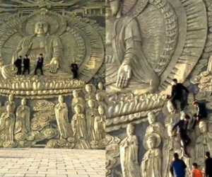 Du khách Trung Quốc leo lên đầu tượng Phật