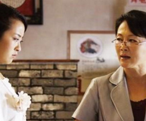 Háo hức mua quà 8/3 tặng mẹ chồng, nào ngờ bị bà chê tới tấp vì không bằng quà của chị dâu