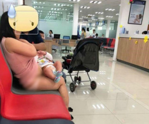 Hình ảnh bà mẹ kéo váy cho con bú ngay nơi công cộng, để lộ cả nội y gây nhiều tranh cãi