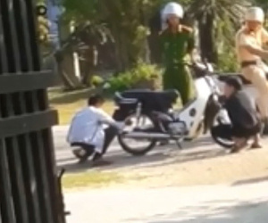 Luật nào quy định CSGT xì bánh xe của người vi phạm?