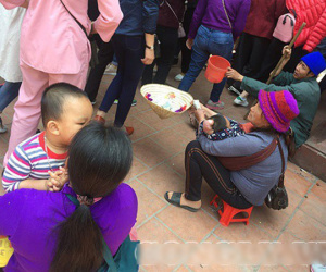'Cái bang' đổ bộ đền Mẫu Đồng Đăng moi tiền du khách