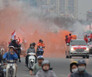 Fan Hải Phòng đốt pháo sáng, nhuộm đỏ đường phố Hà Nội trên đường tiến về sân Hàng Đẫy