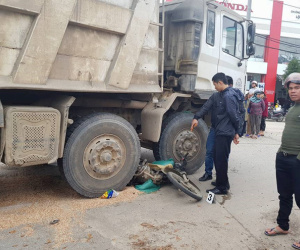 Người phụ nữ chở gạo bị xe tải cán tử vong