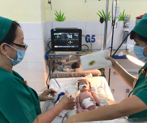 Thai phụ bất ngờ chuyển dạ trên đường xuống Sài Gòn, bé gái vừa chào đời đã bị lòi ruột ngoài ổ bụng nguy kịch