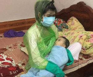 Vừa thương vừa buồn cười cảnh mẹ bị thủy đậu trùm áo mưa kín người, bịt khẩu trang như ninja vẫn ôm con vào lòng cho ti