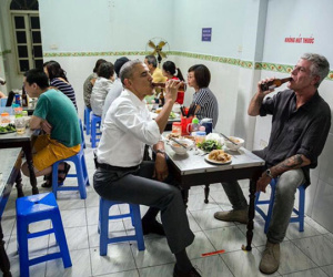 Đầu bếp ăn bún chả cùng Obama bối rối trước ảnh bàn trong tủ kính