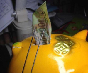 Kỷ niệm ‘tuổi thơ dữ dội’: Một tay ra sức vỗ béo heo đất, tay còn lại dùng nhíp rút ruột